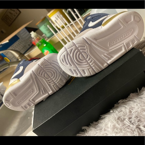 Kids Jordans size 5c US - Picture 2 of 3